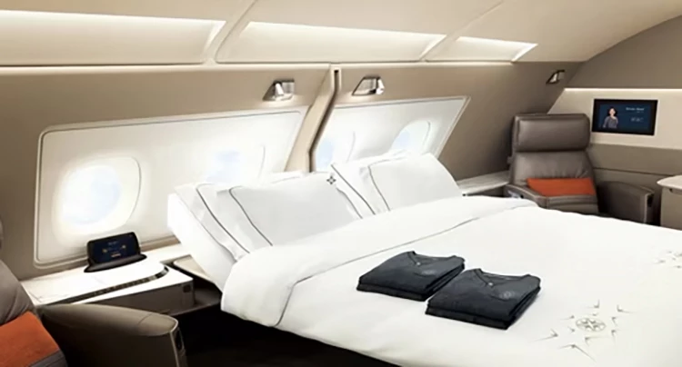 A380上推出的「Suites」套房,被視為「高於頭等艙」的標竿之作,3.2–4平方公尺的獨立空間內,座椅與78吋長的全尺寸睡床分離,部分套房更能合併成雙人床。