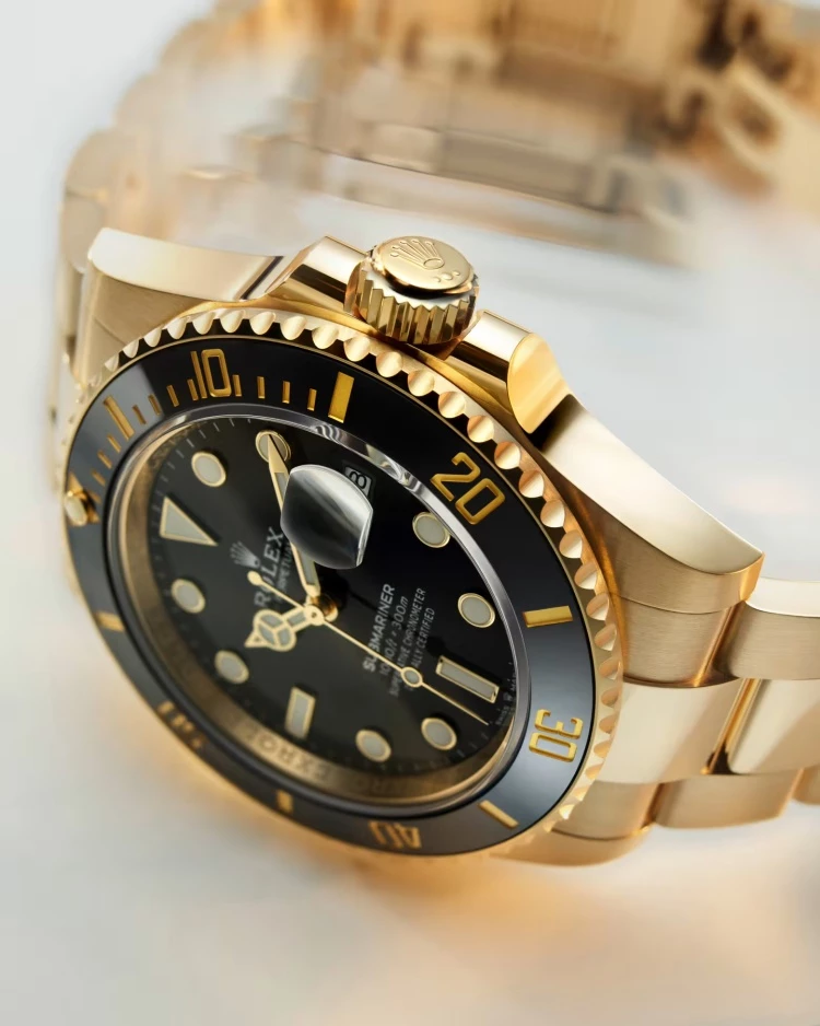 對於鎖定 Rolex 熱門運動錶款者,限制更為嚴峻。部份熱門款購後一年內不得再購買其他型號,五年內更不得重複購買同款(包含改款後的衍生型號),從根本杜絕了利用「改版漏洞」重複掃貨的可能性。
