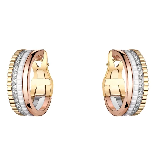 Boucheron「Quatre White」耳環,以精緻的三色金及白色陶瓷打造,融合經典幾何線條與品牌標誌性的四環設計,簡約之中不失特色的造型。