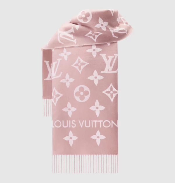 Louis Vuitton這系列「Essential」圍巾,以特大的對比色Monogram老花圖案作為設計亮點,為品牌經典配件注入更休閒且現代的風格。
