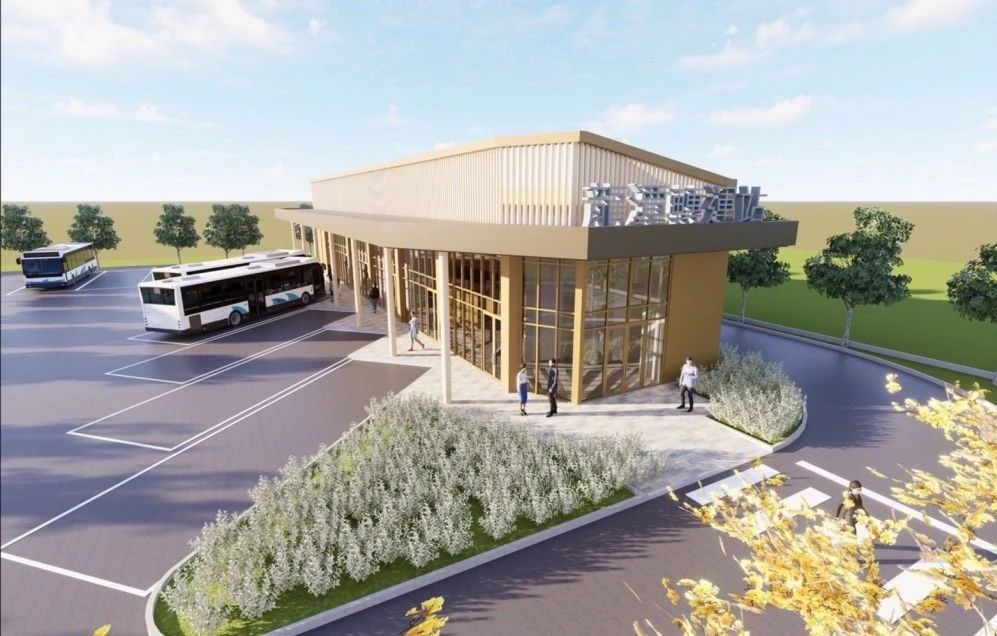 籌備多時的龍潭轉運站將於今年 9 月正式啟用,基地面積約 1,000 坪,屆時可望紓解交通壅塞並提升通勤效率。站體整合約 10 條國道客運與市區公車,規劃地上1層,設置 6 席大客車月台,並提供 120 餘個機車停車位,方便民眾往返臺北、新竹及桃園各地。距龍潭交流道僅 250 公尺,且緊鄰龍潭市區,透過完善動線規劃,進出市區更為便利。
