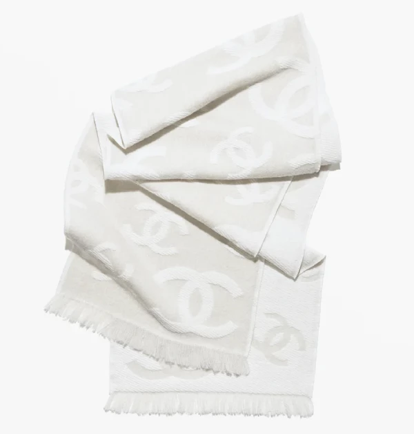 Chanel以淡米色與乳白色交織出經典雙C Logo的優雅層次,輕鬆俐落的輪廓結合絲緞絲巾設計,巧妙融入航海精神元素與細緻亮澤質感,於低調中展現閃耀細節,勾勒出精緻而不失從容的優雅穿搭風格。