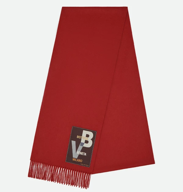 哇〜這條快及地的超長版BV Logo字樣紅色羊絨大圍巾,以柔軟親膚的材質打造,圍上身瞬間氣勢全開,存在感十足。