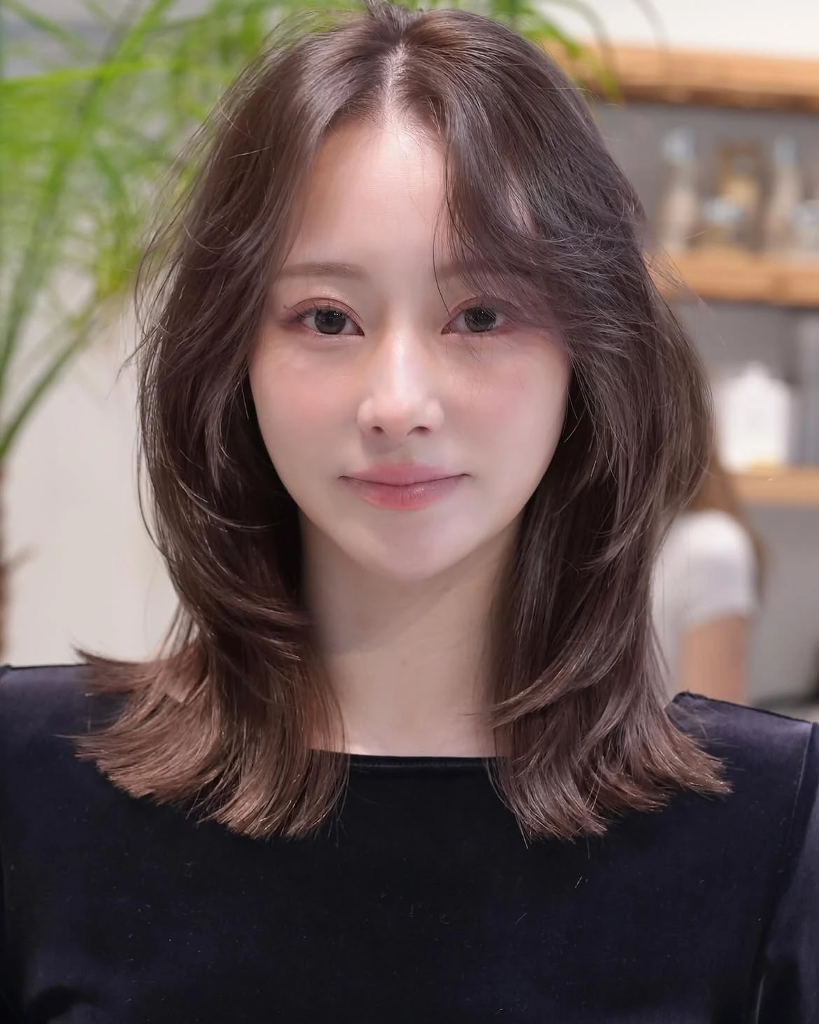 中長鮑伯髮型推薦4：中分層次剪