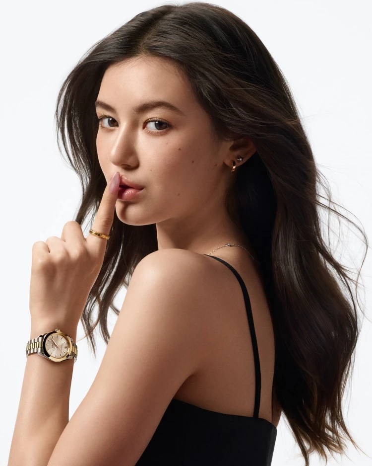 在 NewJeans 裡,Danielle 是第一位踏進高級腕錶圈的代表人物。從2024年底開始擔任 Omega 全球品牌大使後,她就常常佩戴品牌的錶款亮相,不只氣場升級,還多了點大人味。