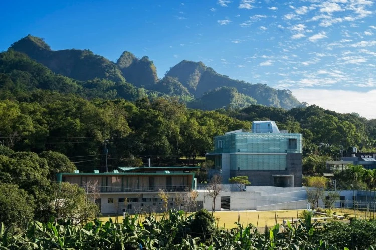 位於南投草屯九九峰山麓的毓繡美術館，由台灣中生代建築師廖偉立設計、清水工坊施作。