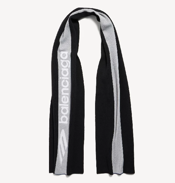 運動感十足的Balenciaga條紋圍巾,以黑白配色呈現,採用羊毛混紡材質製作,結合運動風格針織工藝,兼具保暖與休閒感。
