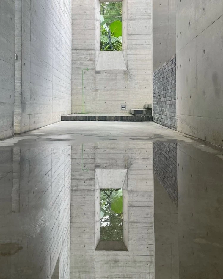 這座私人美術館以「當代寫實藝術」為核心，除了持續規劃展覽之外，更積極推動台灣本土寫實藝術的學術研究。