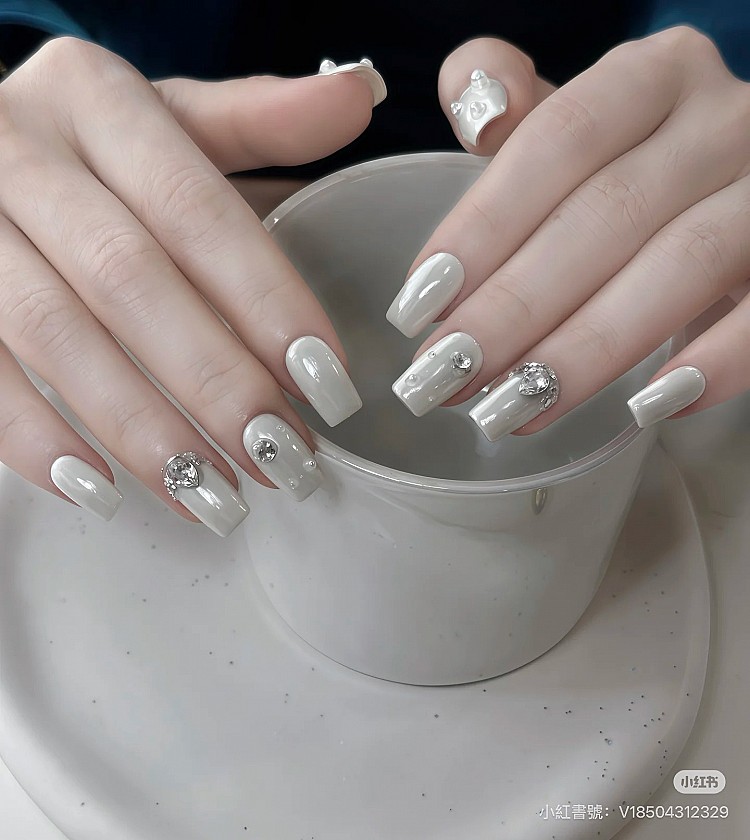 珍珠白光療美甲推薦6:高雅鑽飾