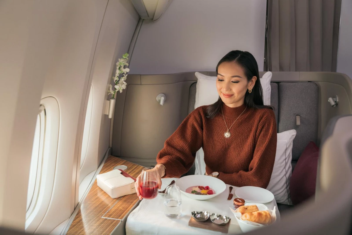 36吋寬、81吋長的全平躺空間,搭配Bamford 厚墊、600針數床單與香氛枕霧,讓夜航宛如入住精品飯店。