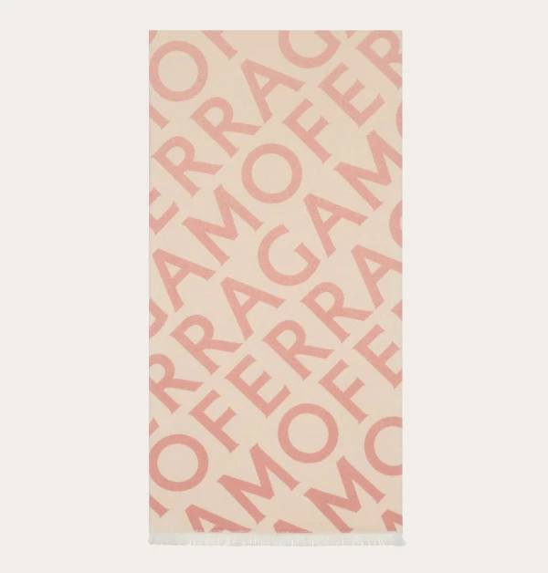 Ferragamo新推出的長版圍巾,以羊毛與羊絨混紡材質製成,兼具柔軟觸感與保暖性,完美凸顯都市時尚風範。