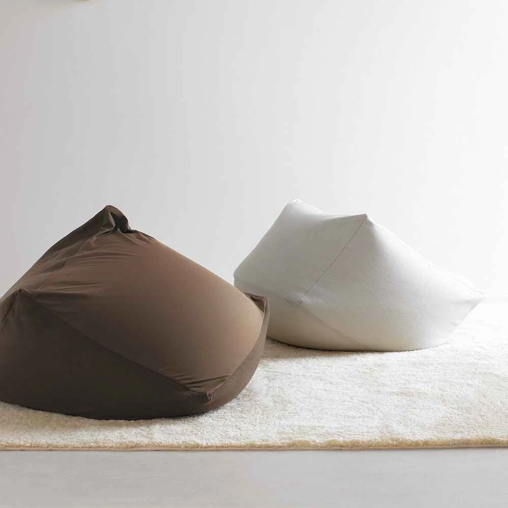 MUJI 的懶骨頭沙發,始終是經典長銷之作。伸縮素材部分改用耐久性、伸縮性更佳的聚酯纖維材質,內裡填充的超微粒泡棉,提升獨特的坐臥感,
