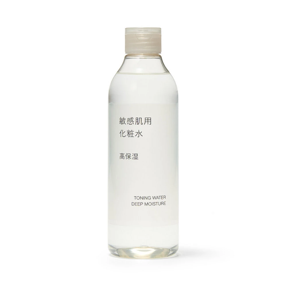 MUJI 推出的敏感肌化妝水,同樣也受到許多人的喜愛。作為低刺激性的肌膚保養系列,它提供 3 種植物萃取的保濕成分