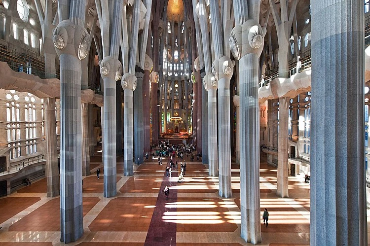 作為巴塞隆納指標性建築,建築大師「高第」Antoni Gaudí 的重要遺作,聖家堂(Sagrada Família)自 1882 年興建以來,至今尚未完工。今年,適逢高第逝世滿一百週年,教堂宣布「主建築」將於 2026 年完工,建築高度逾 170 公尺,成為世界最高教堂。這也意味著,這座歷經 144 年興建的建築,將迎來歷史性的一刻。部分細節與結構,將於 2034 年全面完成。