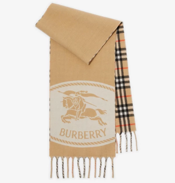 Burberry喀什米爾駝色圍巾,以精緻工藝打造。正面,綴飾源自1980年代的戰馬騎士緹花圖案,充滿品牌經典韻味;反面,則以Burberry格紋點綴,增添俐落視覺層次。