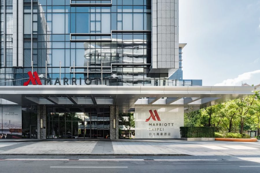 台南市善化區將迎來全新的國際級飯店。全球最大飯店集團萬豪(Marriott International)旗下品牌──萬楓酒店(Fairfield by Marriott)將進駐台南科學園區(南科)。飯店規劃地上 11 層、地下 2 層,客房約 168 間,預計 2028 年完工營運。延續品牌一貫的設計語彙,以溫潤木質調與大面積暖黃光照明,讓遠道而來的旅客能沉澱與放鬆。