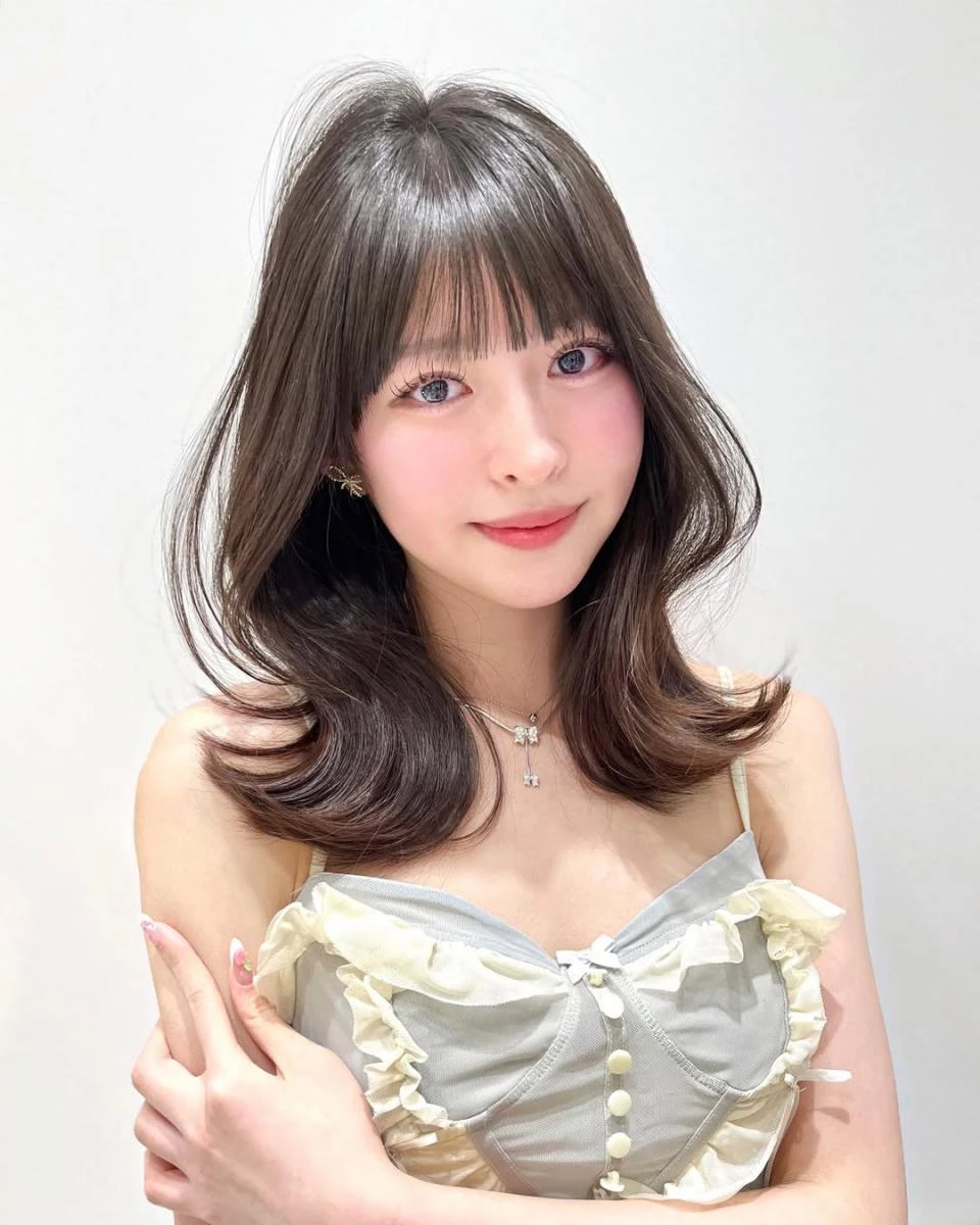 隱藏髮際線髮型7:法式瀏海+梨花燙髮