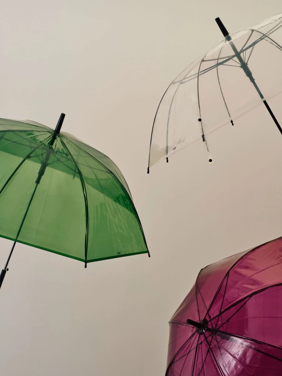 HAY 為原本下雨的憂鬱城市注入浪漫的詩意氛圍。這款雨傘以簡約設計結合耐用材質,透明傘面輕盈時尚,讓雨天仍保有俐落與優雅,迎來喜悅與幸福感。提供綠色、透明、酒紅三種顏色。商品價格:NTD 1,600 起。