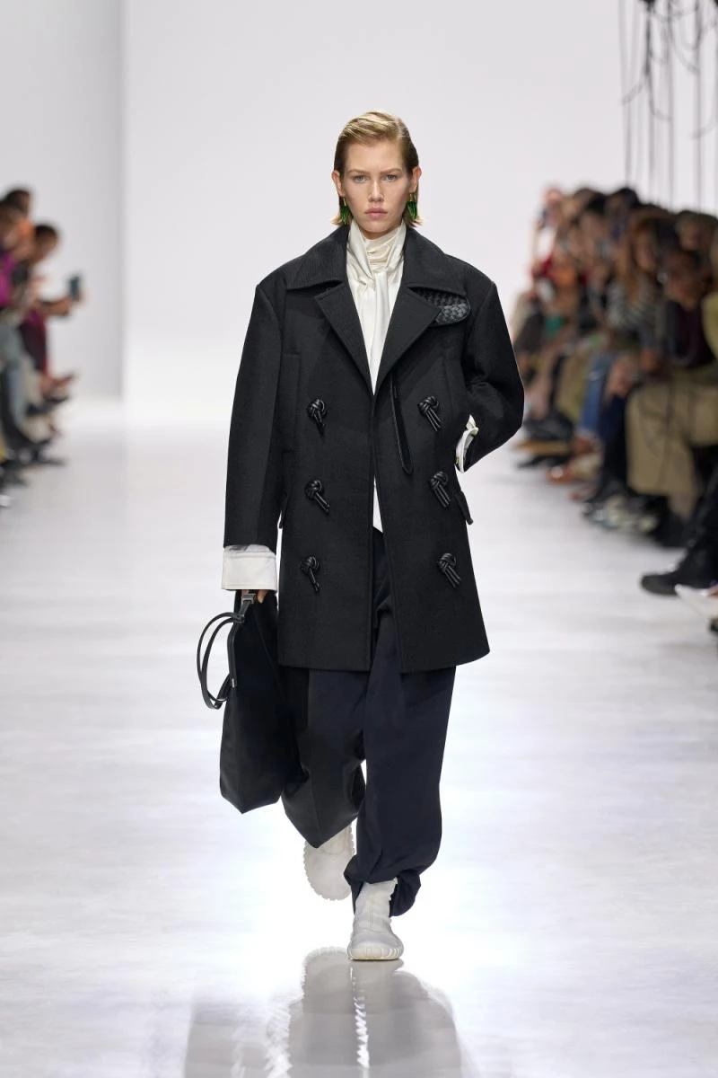 為什麼們我們認為「BV 藍會是下一個流行色」?Louise Trotter 入主 Bottega Veneta 的首季大秀中，我們除了看見她完美接軌編織工藝技法外，還看見致敬家鄉英國文化的設計細節。