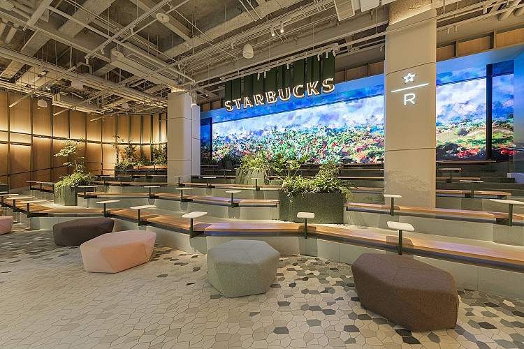 山形客席區靈感取自咖啡莊園的自然地景，透過層層遞進的階梯結構，塑造宛如高山步道般的交流空間。顧客行走其中，彷彿置身山林，感受悠然與純淨。2