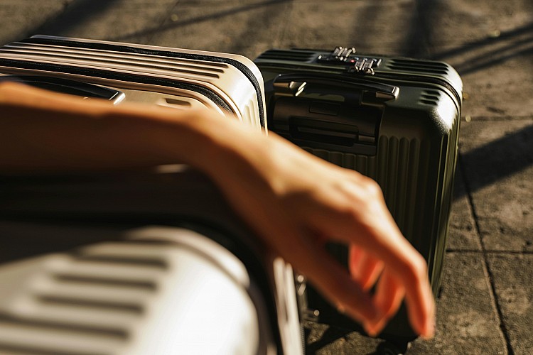 地勤觀察指出，機場行李轉盤上「黑色行李箱」佔比最高，由於大量集中出現且外型輪廓相近，旅客誤拿的機率也隨之增加。