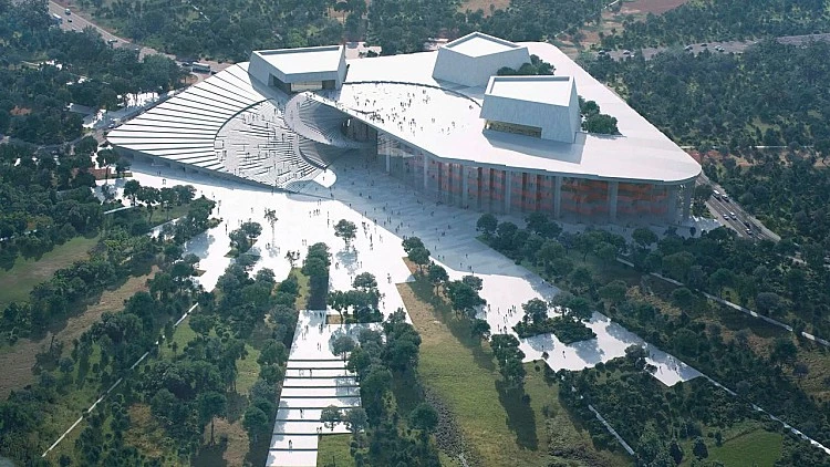 坐落於上海市浦東新區世博文化公園內,一座重量級新建築——上海大歌劇院——即將登場,並由挪威建築事務所 Snøhetta 操刀設計。臨河而建的位置、大量純淨的白色表面,以及彷彿自地面緩緩升起的平緩建築輪廓,構成其整體風貌。最具標誌性的元素,是一座違反重力感受的螺旋樓梯。這座形似菊石的樓梯承擔更宏觀的美學功能,使整個建築彷彿以其為核心,如扇面般向外展開。