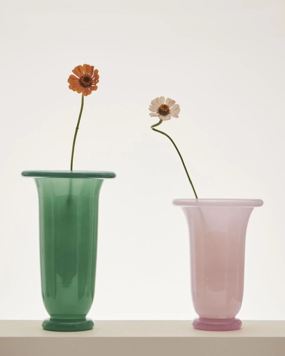 花,永遠是居家中優雅且不過時的元素。這款 Empire Vase 花瓶結合古典帝國風格與現代極簡語彙,以柔和色調與流暢線條展現雅緻細膩的居家美感。由高品質玻璃製成,透光性佳。商品價格:NTD. 2,800 起。