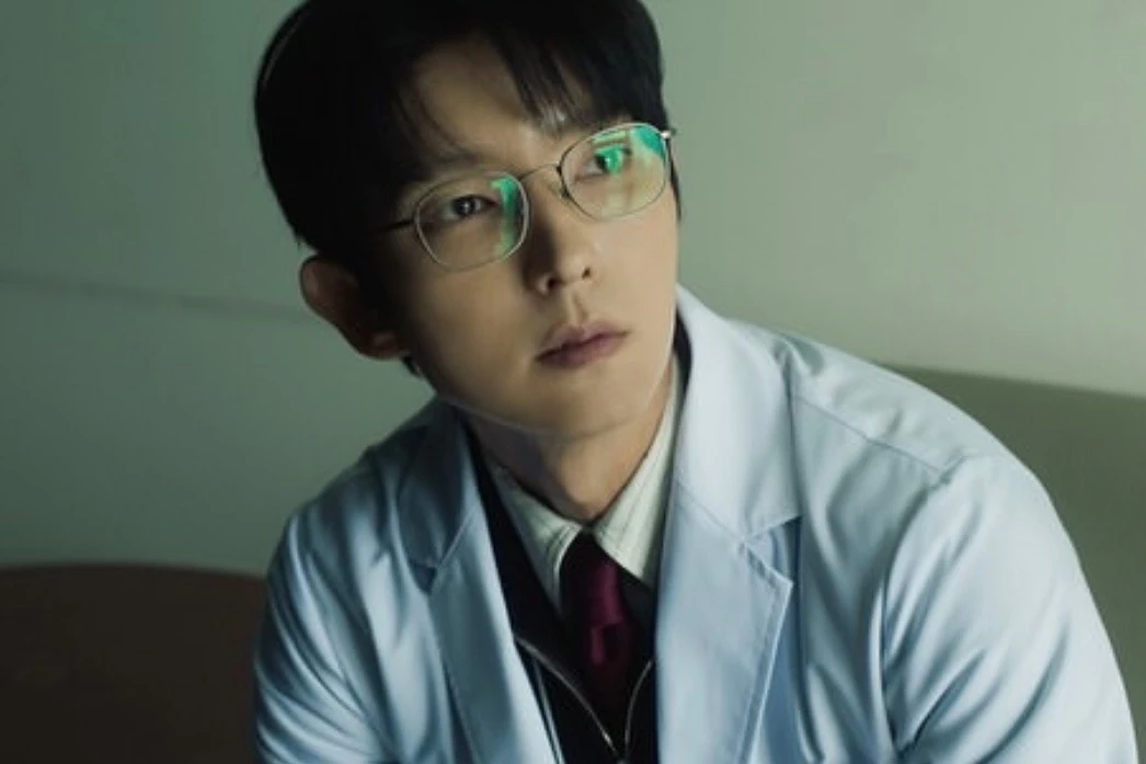 李準基這次飾演首爾參賽者「韓基周」，曾是一名聲名卓著的天才外科醫師，卻因不明原因離開第一線醫療，過著相對低調的生活，直到他視力受損的女兒遭到綁架，才被迫加入遊戲，一個以救人為天職的人，為了救女兒究竟能不能傷害別人？這種設定也讓他和坂口健太郎之間的對手關係更有張力。