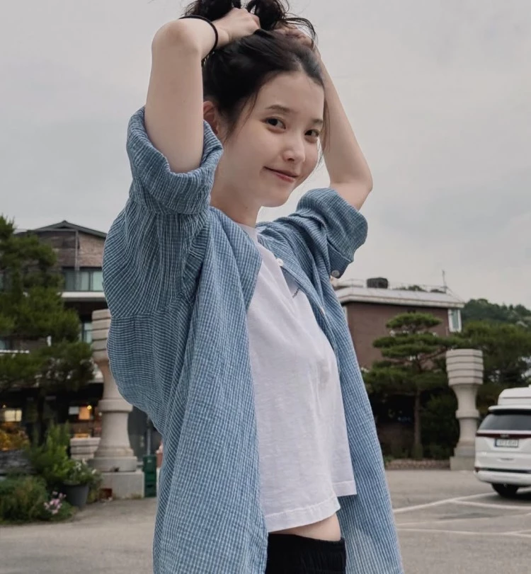 IU近日在IG發出一組私服照，以藍白基調的休閒穿搭，展現出鄰家女孩般的清新魅力。