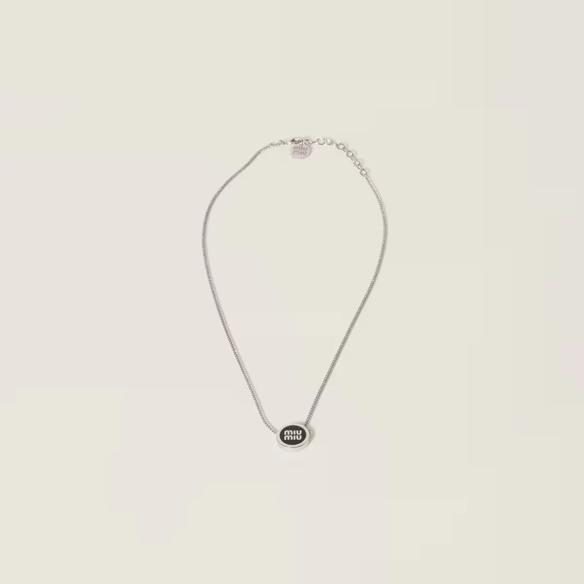 Miu Miu銀色項鍊,搭配品牌經典logo。