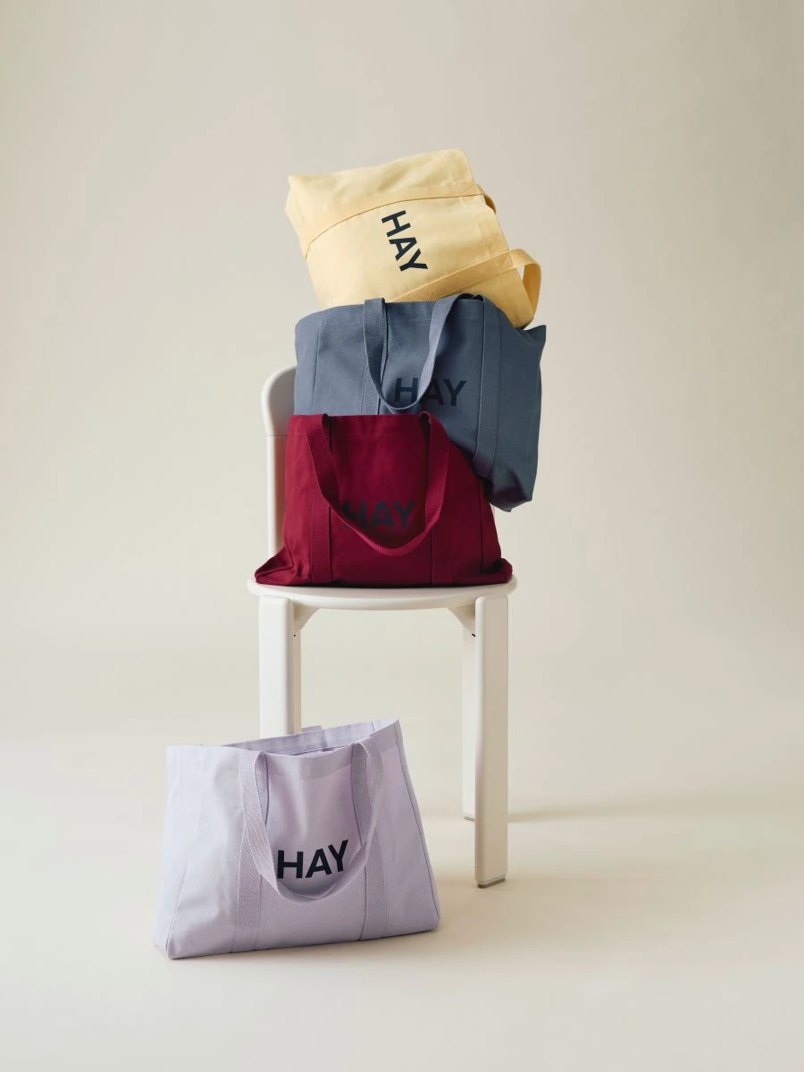 除了經典托特包,另一款 Shopper Bag 購物袋也推出全新尺寸,為日常帶來更便利的使用體驗。厚款布料搭配內裡暗袋,迷你尺寸剛好容納錢包、書籍與生活小物,輕鬆切換使用場景,共有五種顏色。商品價格:NTD. 1,390 起。