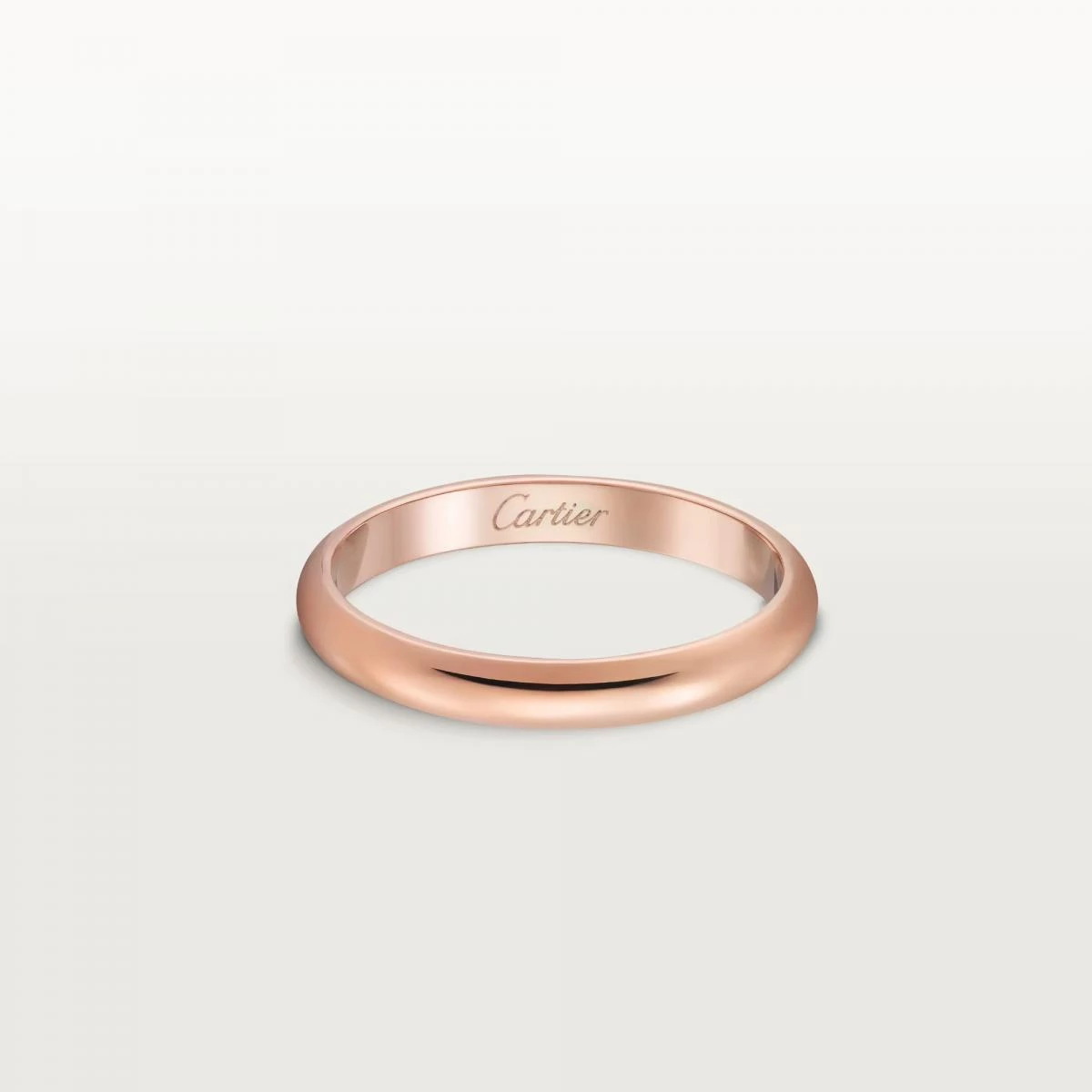 Cartier 的1895戒指,是極簡主義的最佳詮釋。以18K玫瑰金打造、寬度僅2.5毫米,線條流暢俐落,細節間流露著巴黎珠寶工藝的精準比例感。這枚戒指不需要任何多餘裝飾,就能展現出品牌百年歷史的優雅底蘊。它不僅能作為婚戒佩戴,與其他戒指疊戴時也能呈現輕盈層次感。對於不喜張揚、追求「耐看與恆久」的人來說,這枚戒指就像是一份不言而喻的承諾,簡單卻充滿份量。