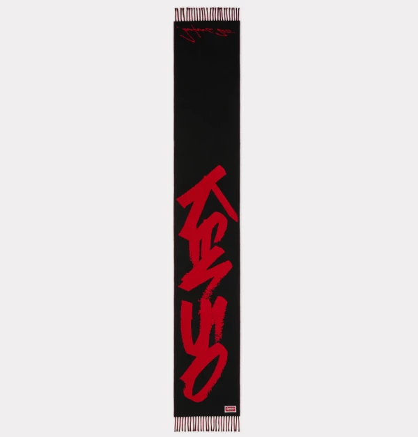Kenzo與傳奇塗鴉藝術家Futura2000的聯名系列,完美將街頭文化與Kenzo高級時裝融合。在這個系列中,Futura2000重新演繹品牌經典元素,將KenzoParis視覺語言注入設計,賦予服飾前衛且富藝術感的街頭風格,使整體系列既保留品牌辨識度,又充滿創新與活力。