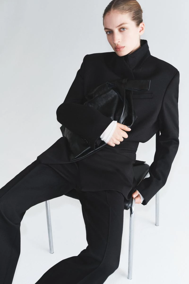 快時尚龍頭 H&M，在過去曾面臨環境問題的壓力，以及服裝在平價與品質上的拉扯，而在近年為甩開過往的形象，品牌不僅持續與一線時尚設計師跨界合作，展現轉型的決心，更在 2013 年推出Studio 系列，以更高端的設計來重塑品牌形象。