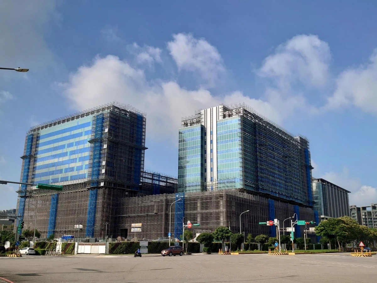 坐落於桃園高鐵站旁, 青埔置地廣場 B 區將規劃 12 層建築量體,1 至 3樓為 6,500 坪的商場空間,機能佔比為:餐飲 55%、零售 33%、娛樂 12%,4 至 12 樓則是 12,500 坪的商辦空間,預計 2026 年開幕
