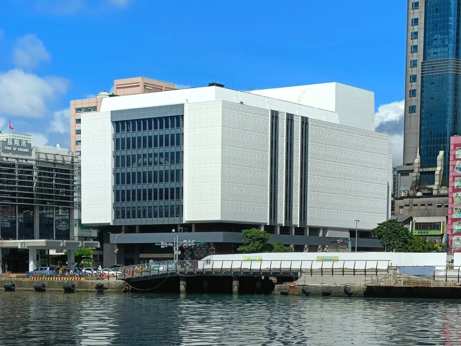 基隆閱讀場域再升級！歷經多年整修的「基隆市公共圖書館新總館」即將於 2026 年正式啟用，坐落基隆文化中心二、三樓，成為港灣城市中最受期待的全新知識地標。此次改建不僅全面更新館內動線、書櫃配置與視覺設計，更以「多元閱讀空間」為核心，提供自修室、討論室、自助借閱等更友善的使用機能。同時，一樓的基隆美術館也將與新總館形成藝文能量聚落，為市民打造跨領域的閱讀與展覽體驗。
