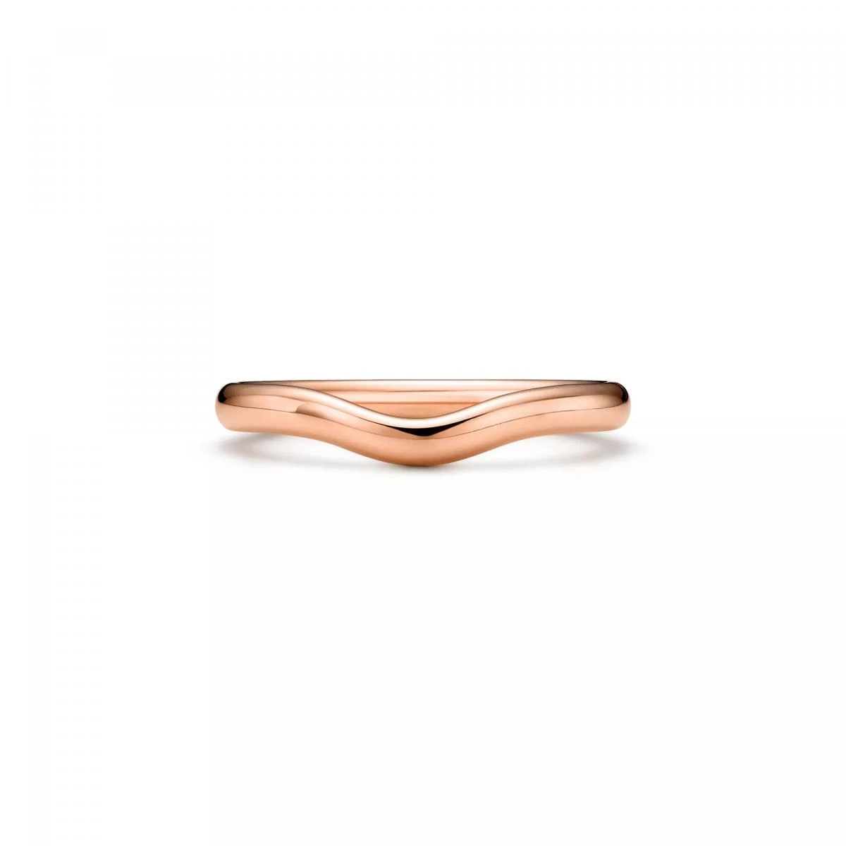 Tiffany & Co. 的 Elsa Peretti® 戒指,以其標誌性的流線設計著稱。2毫米寬的玫瑰金戒圈,以波浪弧線勾勒出自然曲度,像是在肌膚上描繪出一抹柔光。這種極簡設計卻蘊含力量,呼應珠寶設計師對女性自信與自由的理解。它不僅適合作為婚戒,單獨佩戴時也能展現優雅的現代感。這是屬於都會女性的象徵——溫柔,但不失堅定。