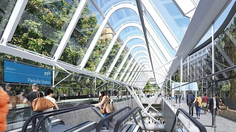墨爾本 40 年來規模最大的鐵路系統升級工程——地鐵隧道計畫(Metro Tunnel),是一項重要的工程壯舉。這個歷時 10 年、斥資 135 億澳元(約 2,852 億新台幣)的計畫,透過兩條平行、全長 5.6 英里的隧道,串聯多條既有地鐵線路。各車站旨在與地面街道建立視覺連結:靠近地表的車站設有寬敞入口與天窗,讓自然光灑滿站廳,被形容為一座「大教堂」。