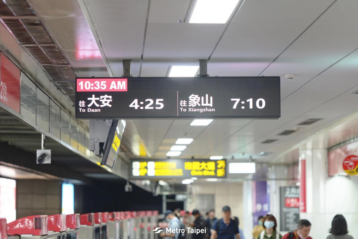 回顧台北捷運歷史，紅線是全線裡最年輕的支線，2013年全線通車時被視為「華麗收尾」，如今再往東延伸，卻又展現出台北捷運不斷填補縫隙的策略。