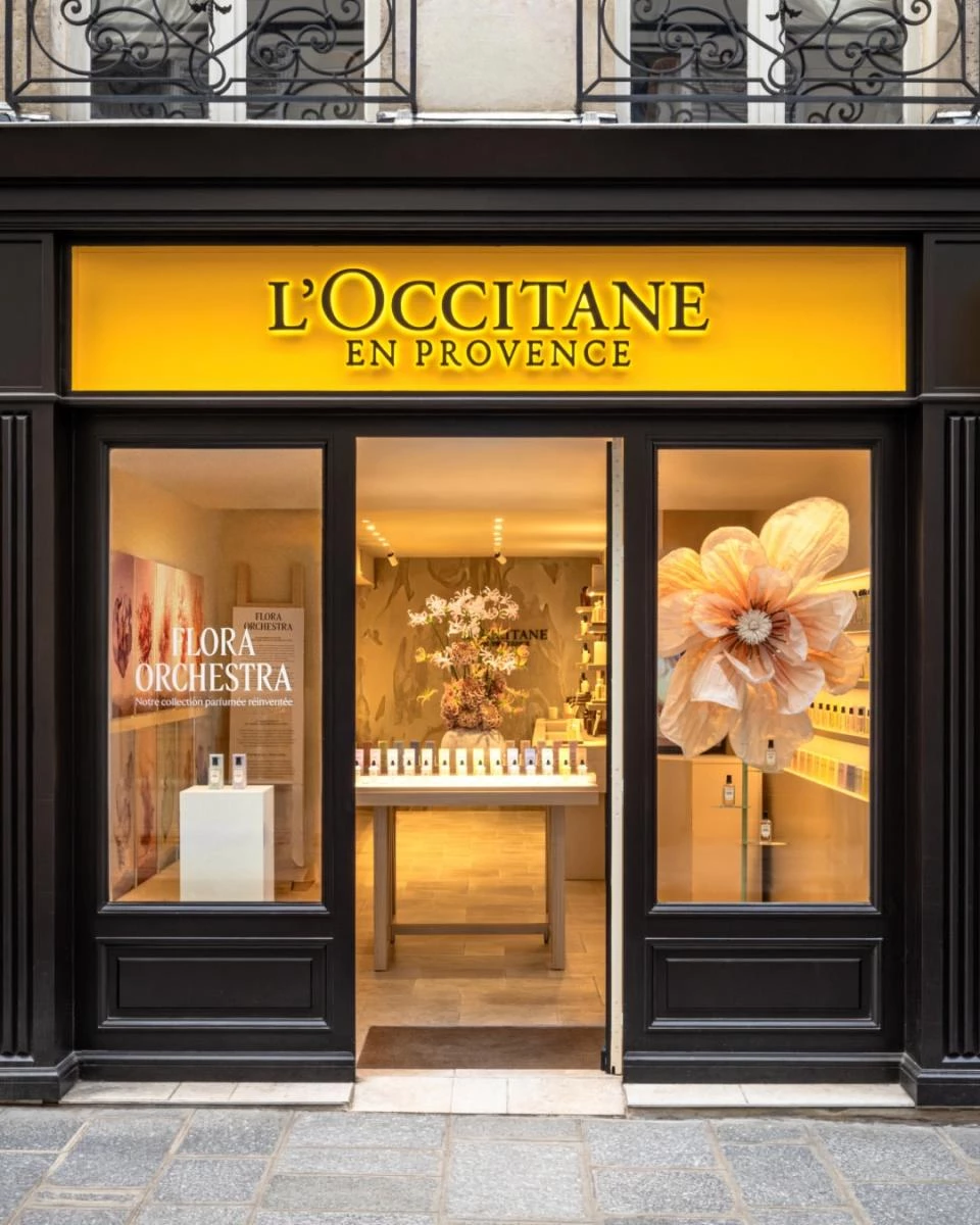 歐舒丹集團(L'OCCITANE Group)最新公布的 2025 財年財報,這家來自法國普羅旺斯的天然保養品牌,在全球美妝經濟波動下,仍繳出亮眼成績——年營收突破 1 千億新台幣,創下歷史新高。值得注意的是,旗下杏仁沐浴油成為銷售冠軍,帶動品牌進一步拓展香氛市場,邁向高端香氛與永續美妝的全新定位。
