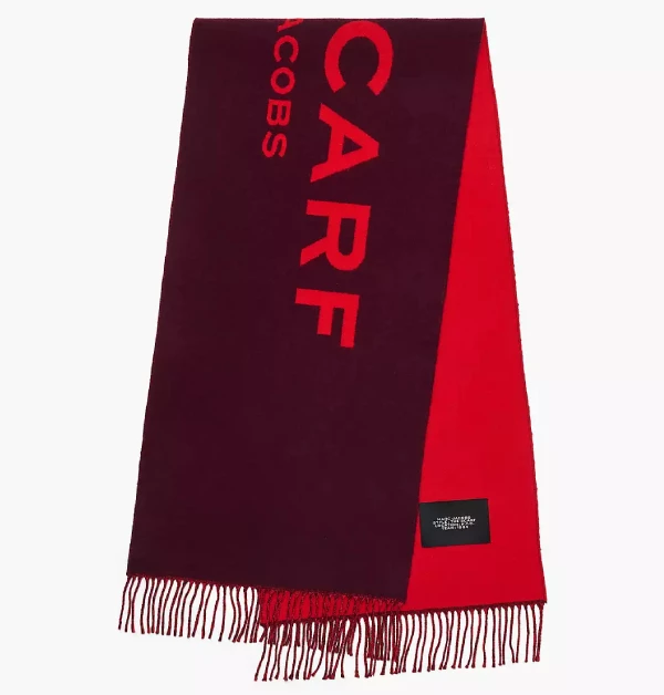 圍巾兩側織有超大的The Scarf Marc Jacobs Logo品牌標誌,醒目搶眼;流蘇邊飾與標誌性織嘜標籤則增添細節層次,展現品牌獨特風格與質感。