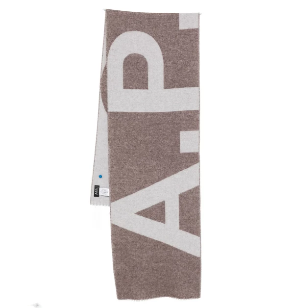 A.P.C. Logo 圍巾採用羊毛混紡材質編織而成,觸感柔軟且具備良好保暖性。長方形設計搭配灰色基底與棕色Logo圖案,呈現低調洗鍊的法式風格。