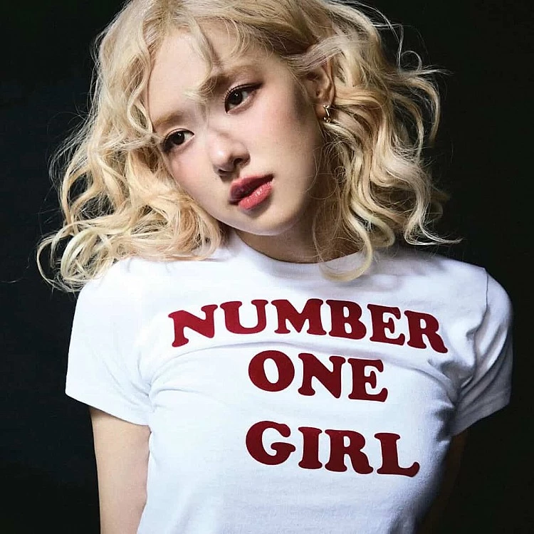  ​ BLACKPINK 出生的 Rosé，即使 BLACKPINK 已達到頂級女團的高度，她還是積極探索並發展自己的音樂版圖，去年 12 月發行首張個人正規專輯《Rosie》，12 首歌曲都由 Rosé 親自參與創作，不但展現更多變的唱腔，從曲風與歌詞也能讓粉絲對她有更深的了解。