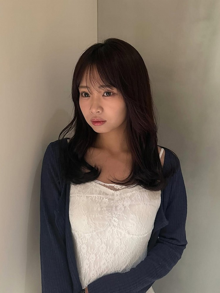 法式瀏海髮型推薦9：木馬捲中長髮