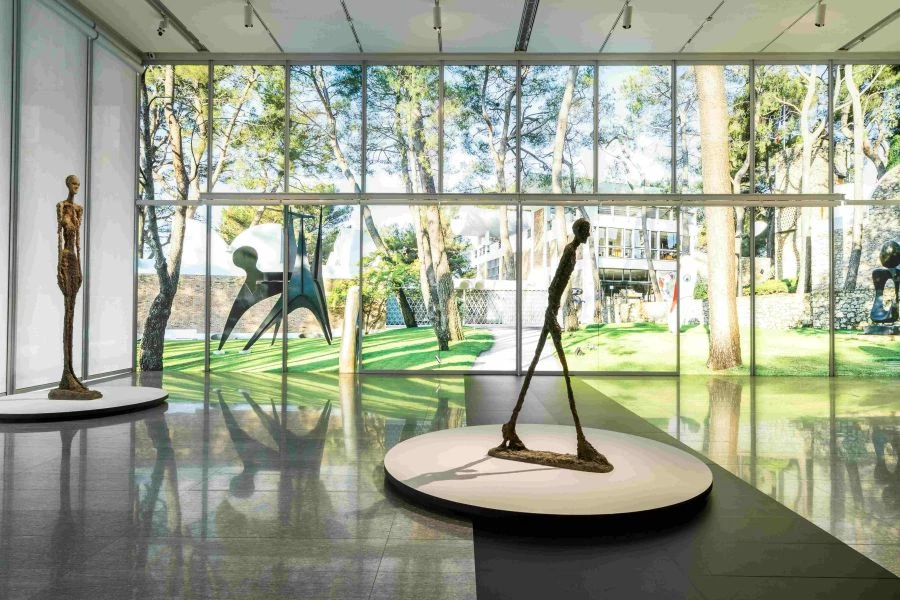 由富邦美術館與法國瑪格基金會（Fondation Maeght）共同策劃的重量級大展《步入永恆：賈科梅蒂、米羅、考爾德》，聚焦 20 世紀雕塑史的重要作品。本次展覽不僅首度在台灣大規模呈現賈科梅蒂、米羅與考爾德三位大師的代表作，透過專訪瑪格基金會執行長 Nicolas Gitton，了解背後更多的故事。