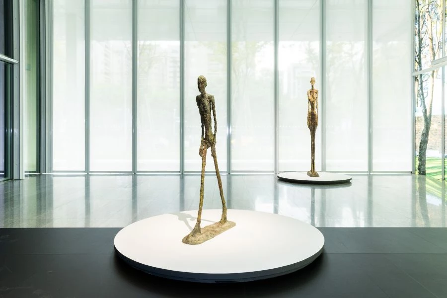 由富邦美術館與法國瑪格基金會（Fondation Maeght）共同策劃的年度壓軸展覽《步入永恆：賈科梅蒂、米羅、考爾德》正式開展，堪稱史無前例。展覽聚焦於賈科梅蒂、米羅與考爾德三位 20 世紀現代藝術的重要人物，以「永恆」為題，回應存在、時間、運動與精神性等跨越世代的核心議題。其中最大的亮點之一，莫過於創下「雕塑史上最高拍賣價」的《行走的人 I》（Homme qui marche I）登台。
