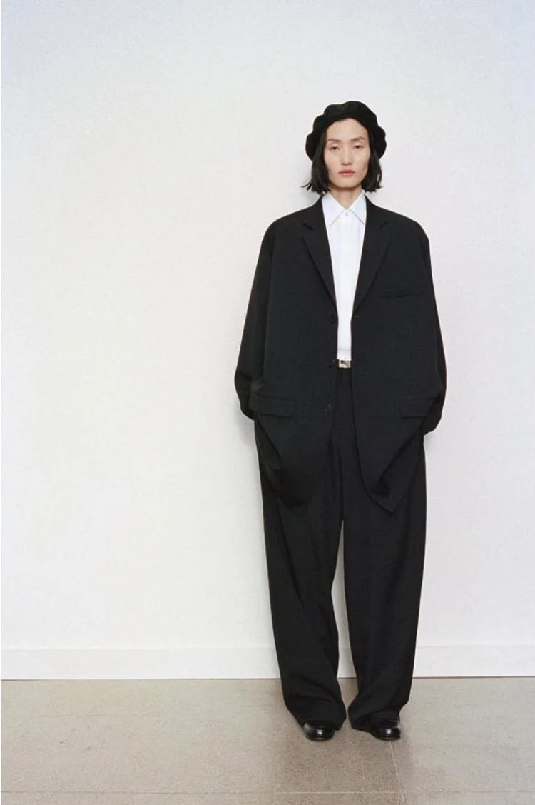 The Row 多次入圍並獲得 CFDA(美國時尚設計師協會)獎項,包括年度女裝設計師與配件設計師等,奠定其在時尚產業中的地位,也讓消費者對其設計信心倍增。