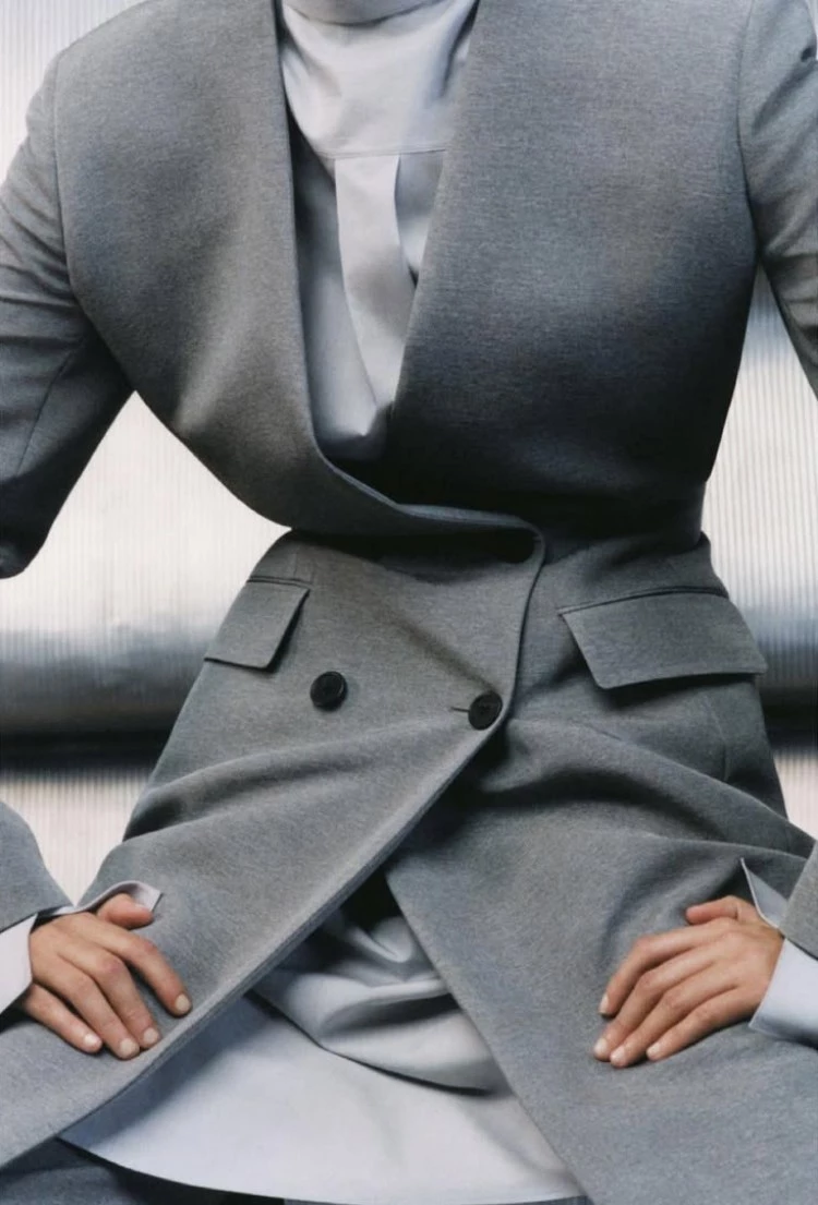 隨著 Zoë Kravitz、Rosie Huntington-Whiteley、Jennifer Lawrence 等人常私下穿著 The Row 的單品,加上社群媒體上的穿搭部落客也紛紛推崇這個品牌,使得 The Row 成為「看起來不像在炫耀,卻處處透露品味」的代表品牌。
