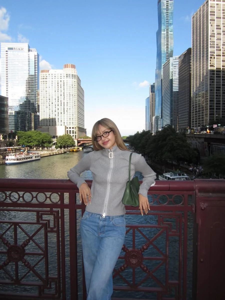 Lisa在個人 Instagram 更新的貼文中拎著一款墨綠色腋下包抓住大眾目光,這款包沒有大 logo,又或是過於張揚的設計,在外觀上亦找不到過多的拼接痕跡,其極簡的設計便是來自於 The Row。