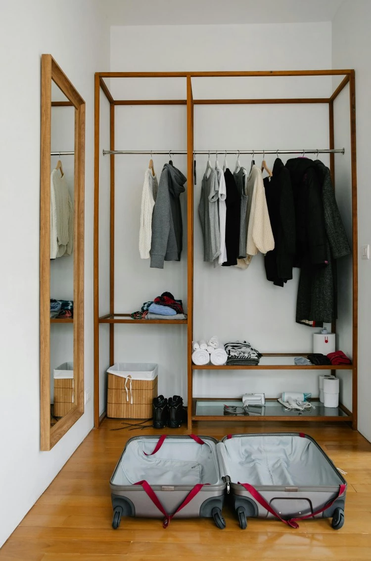 33穿搭法的第一步不是選衣服,而是先把行李「分層」。上身、下身、鞋子各自有不同的穿著頻率與功能,上身最容易換風格、下身決定舒適與比例、鞋子左右行程自由度。